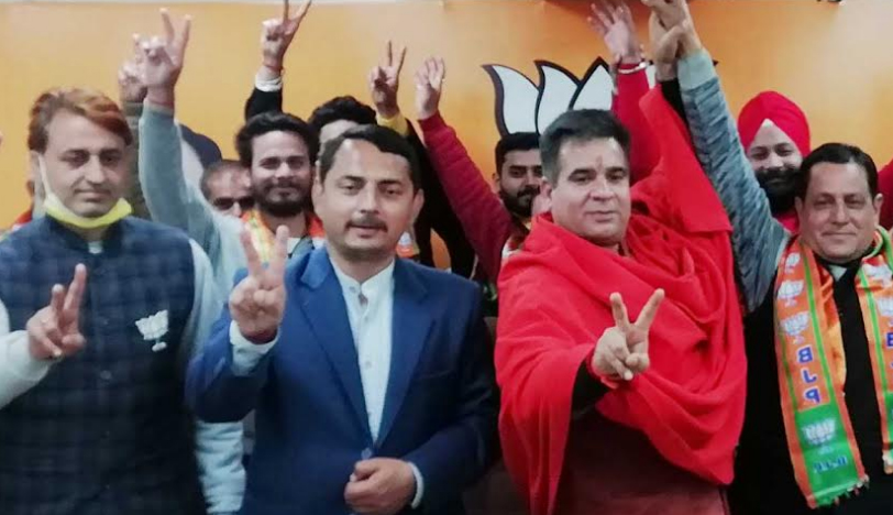 BJP gets 16 new entrants from Nowshera, J&K
