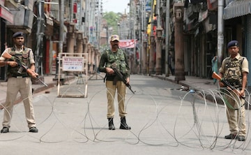 Restrictions reimposed in Srinagar; policemen tell people to go to their homes
