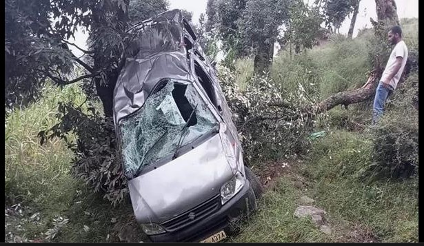 7 people injured as Ecco vehicle falls into gorge in Rajouri