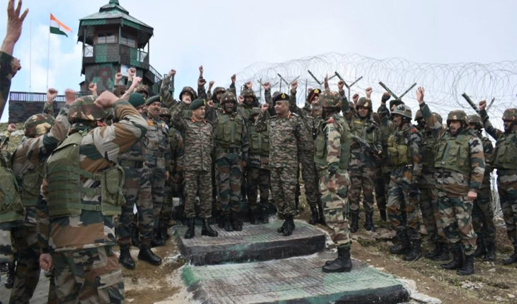 Army Chief Visits Areas Along The Border In J&K