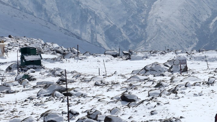 J&K Police rescue 3 tourists stuck on Affarwat mountain