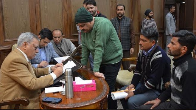 Advisor Khan listens to people’s issues at Jammu 