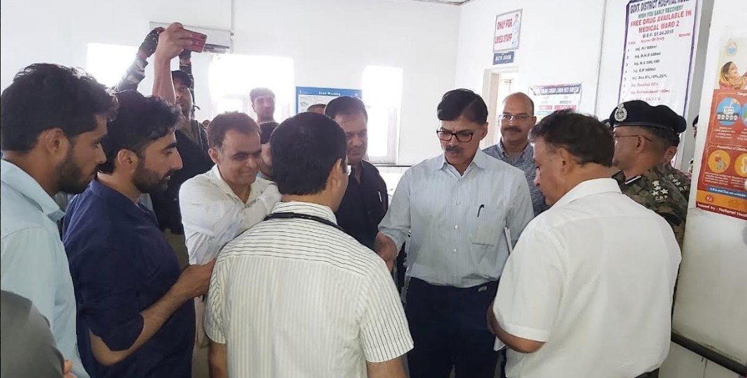 Advisor Kumar visits Kulgam, Pulwama districts to review health facilities, law & order situation