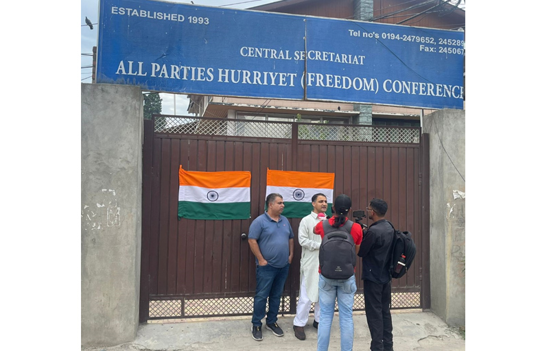 Tricolour affixed on gate of Hurriyat office in J&K
