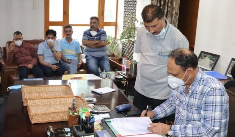 Showkat Jeelani assumes charge as Chief Engineer R&B
