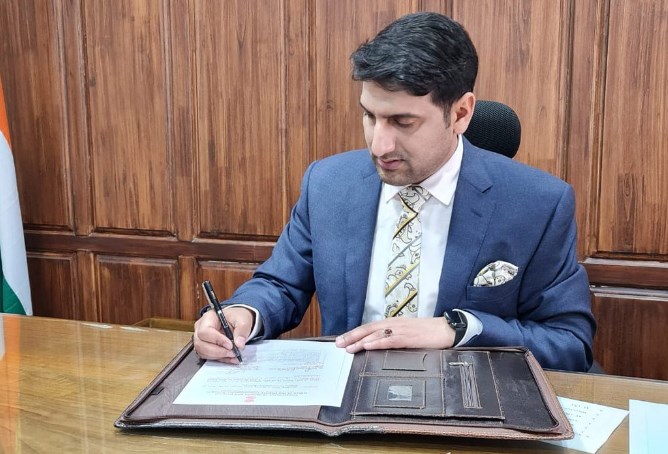 DC Srinagar withholds salary of 162 employees for late office reporting/Unauthorised absence