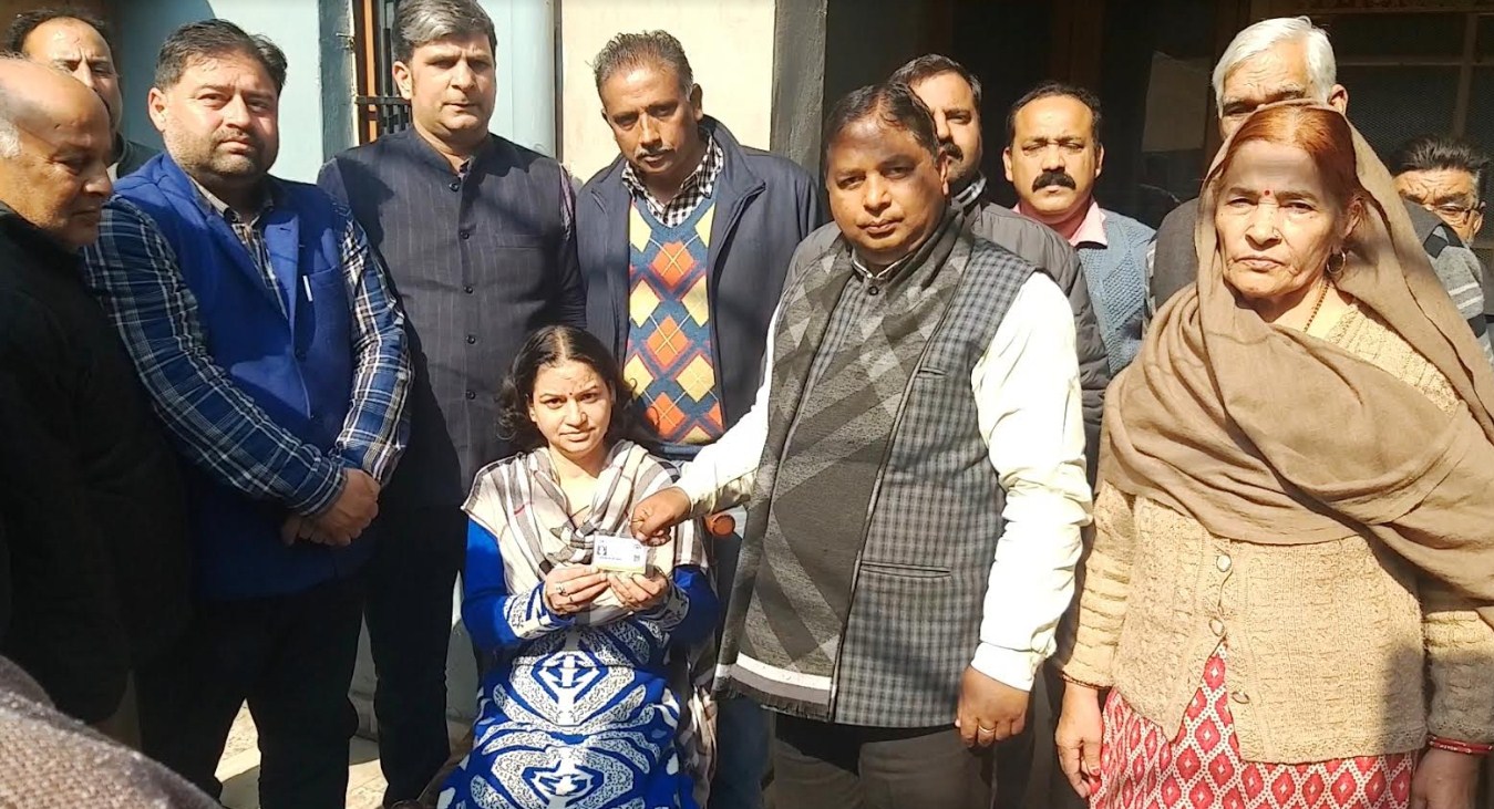Sat provides Ayushman Bharat card to needy Blood Cancer patient