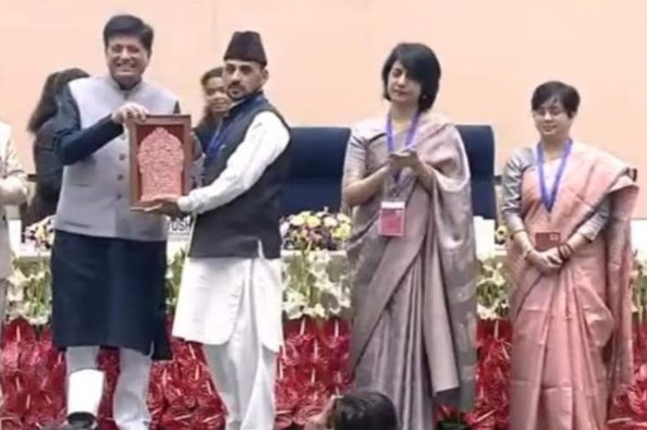 Kashmir Handicraft Artisans honoured with 2 Shilp Guru, 6 Nat'l awards