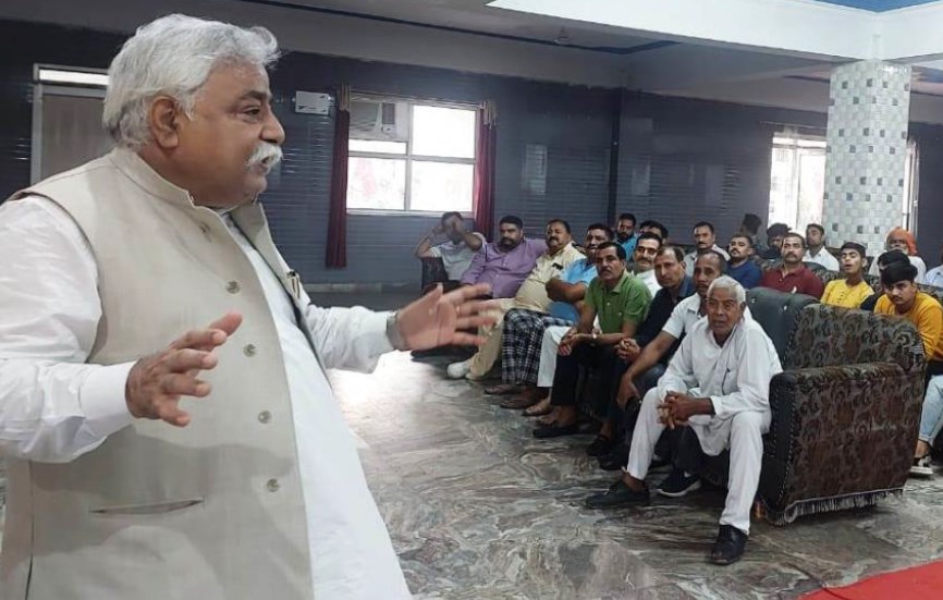 Sadhotra lambasts BJP for insensitive tackling of sensitive J&K 