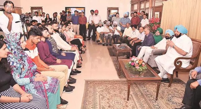 Punjab CM Amarinder Singh hosts Kashmir students on Eid