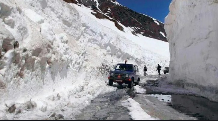 Traffic resumes on highway connecting Ladakh with Kashmir