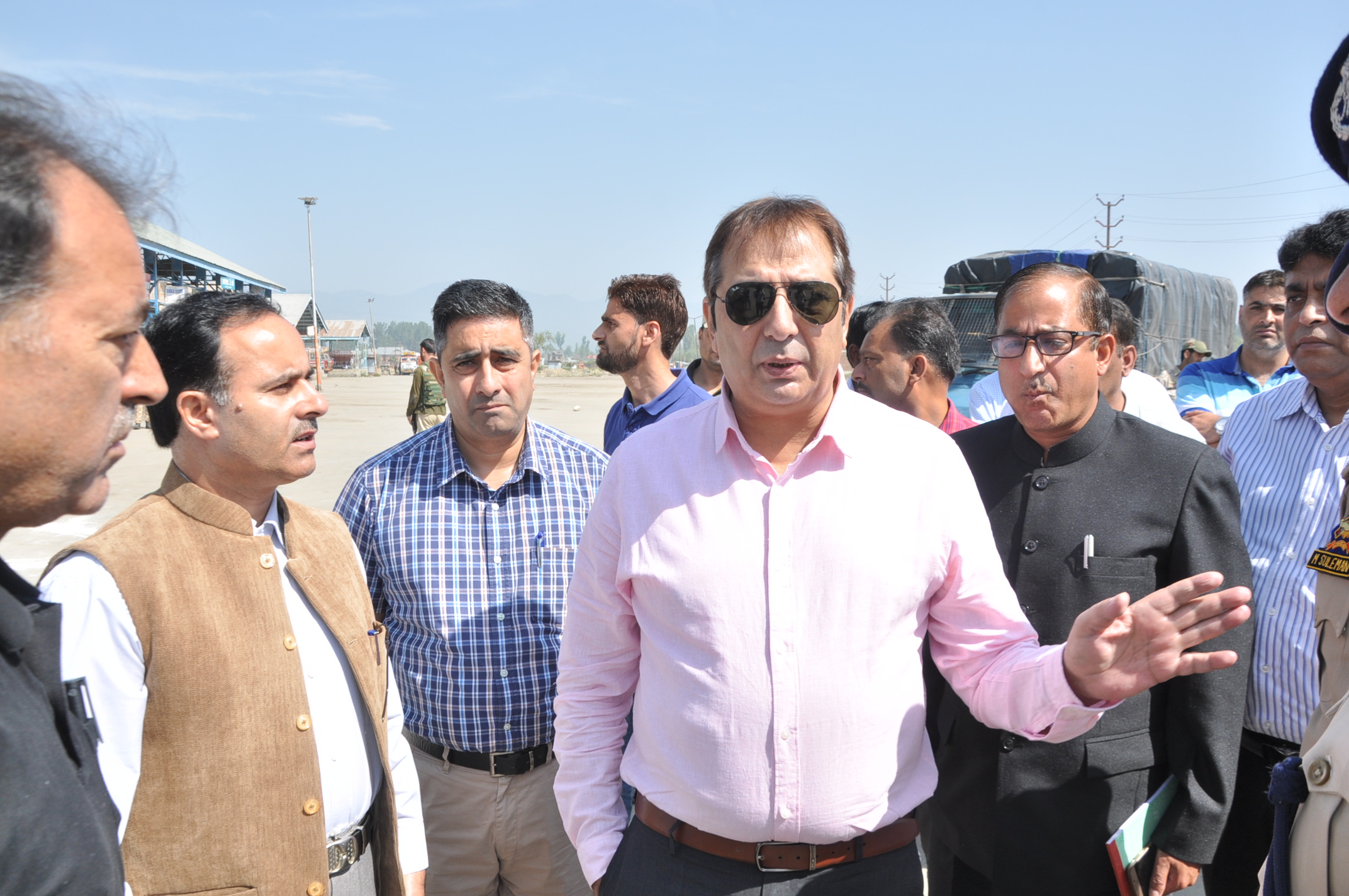 Div Com visits Fruit Mandi Sopore, inspects facilitation center