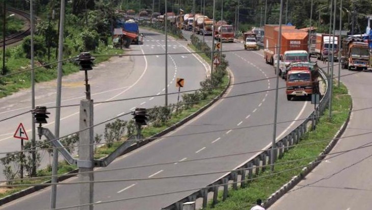 Jammu-Srinagar highway closed for civilian traffic, only vehicles with essential items allowed
