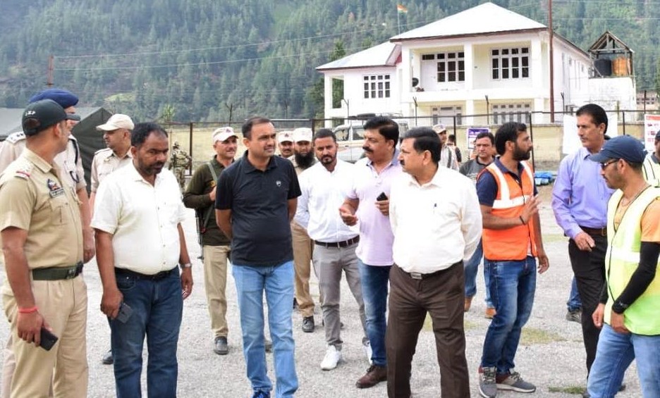 Div Com conducts 2 day visit to Kishtwar; reviews Shri Machail Mata Yatra arrangements in Paddar