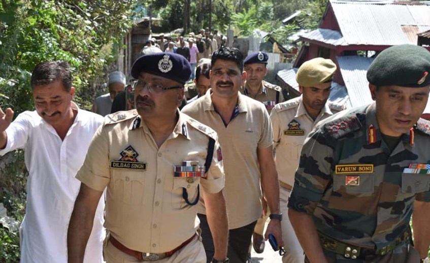 DGP visits forward areas in Kupwara; reviews border security scenario