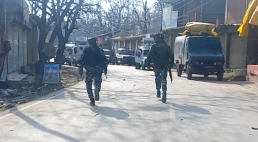 J&K: CRPF trooper's rifle snatched in Pulwama's Rajpora area