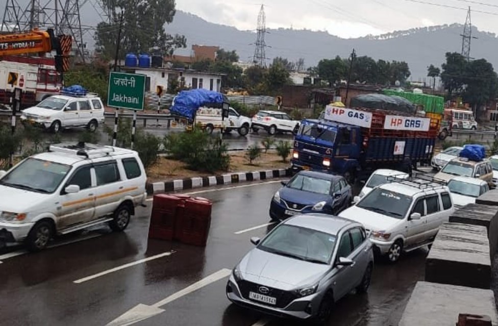 Traffic movement suspended on Jammu-Srinagar National Highway