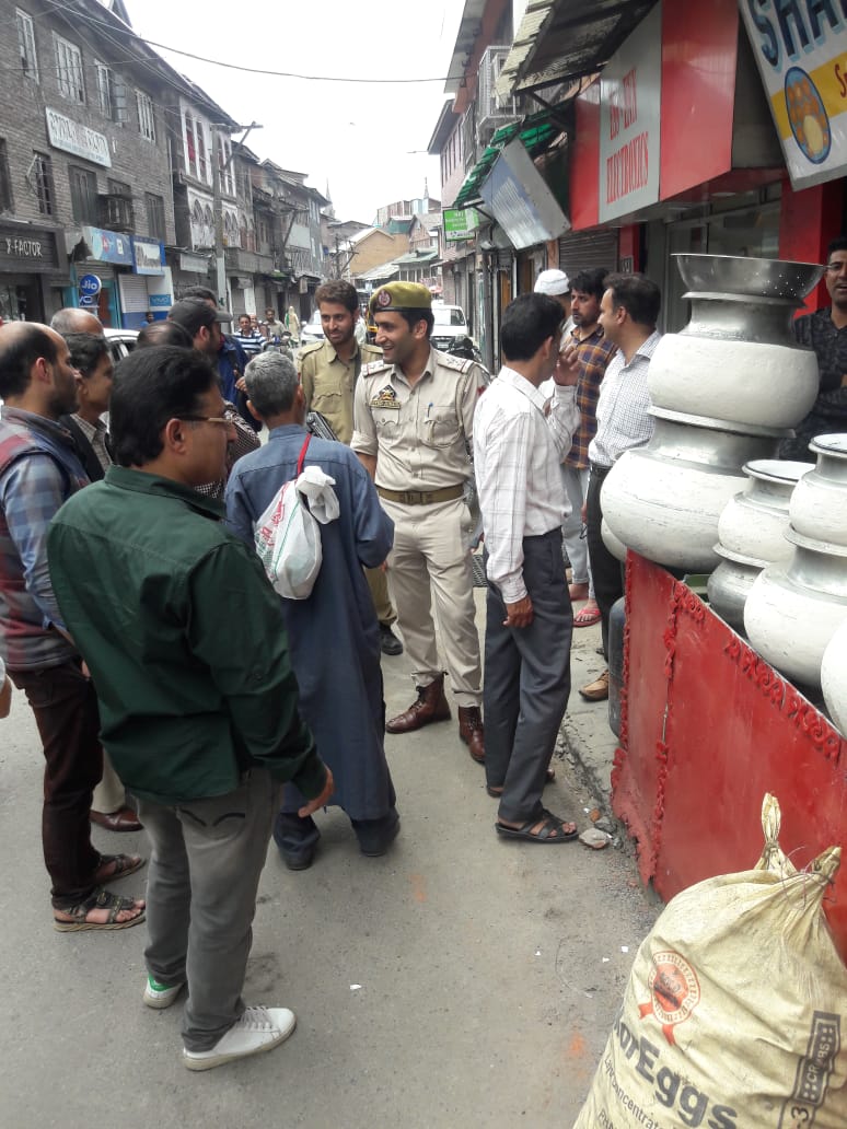 Police, Magistrates conduct market checking in Kashmir before Eid