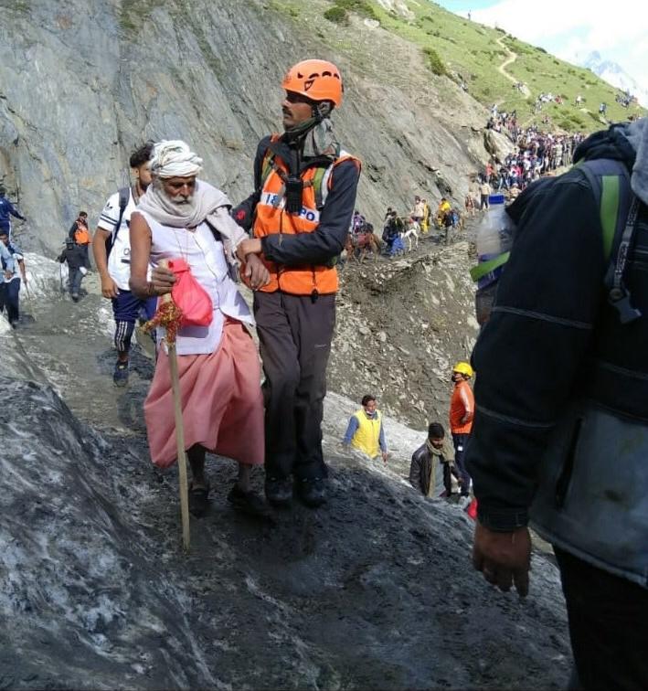 Governor appreciates role of mountain rescue team on AmarNath Yatra tracks 