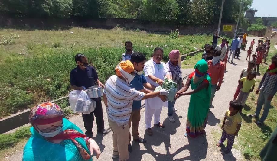 Senior Congress Leader Th. Jai Singh distributes ration among needy at Ward No.70