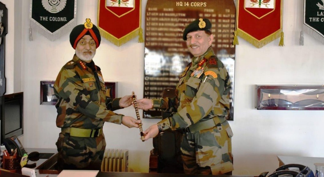 LT GEN YK JOSHI HANDS OVER COMMAND OF ‘FIRE & FURY CORPS’ TO  LT GEN HARINDER SINGH