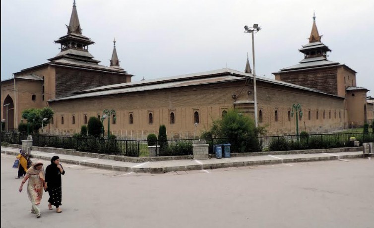 COVID-19: Prayers in mosques, shrines remains suspended in Kashmir