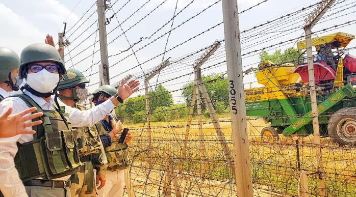 DC Kathua kick-starts harvesting of wheat on zero line villages of Hiranagar