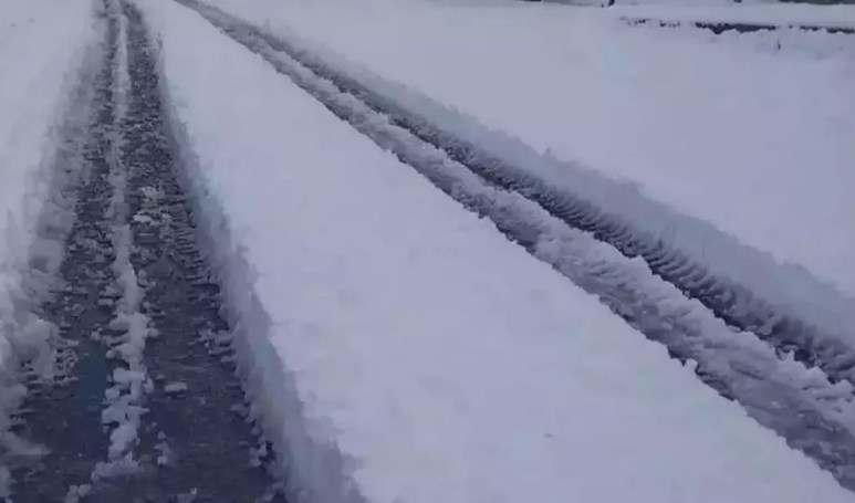 Fresh Light Snowfall In Parts Of Kashmir Srinagar-Jammu NH Closed