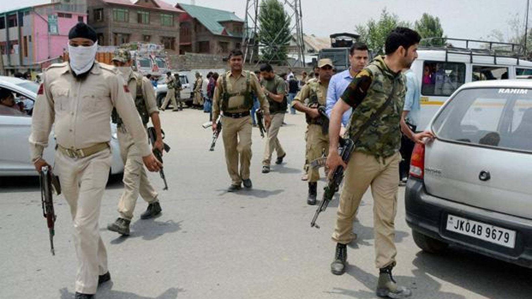 Budgam police arrests 03 HM terrorist associates