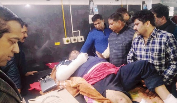 Sat meets Talab Tillo fire victims at GMC;assures every possible help