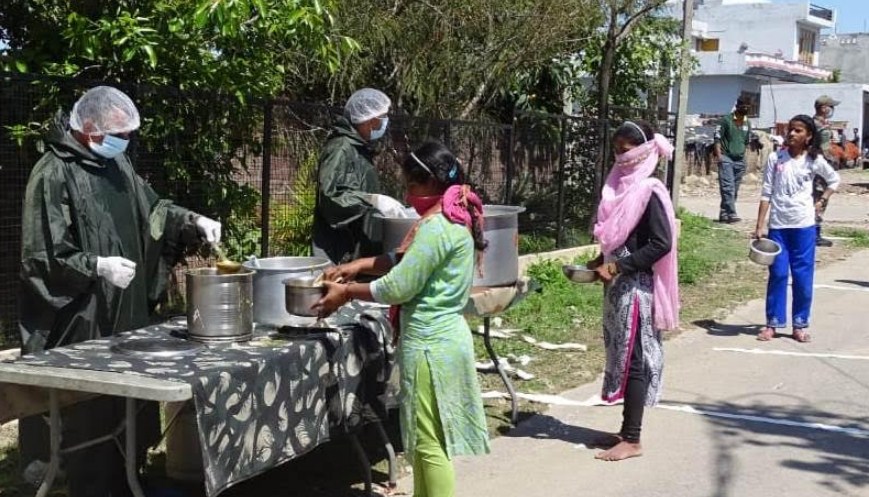 INDIAN ARMY PROVIDES ASSISTANCE TO MIGRANT LABOURERS IN JAMMU