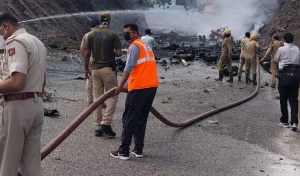 Truck loaded with LPG cylinders catches fire at Tikri, Jammu-Sgr highway closed