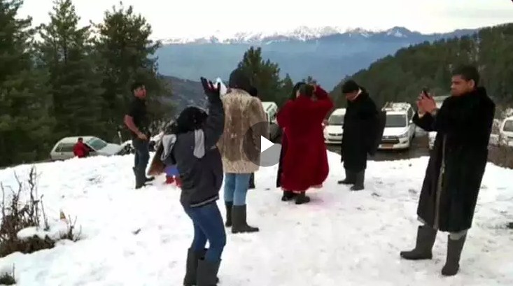 J-K: Tourists enjoy early snowfall in Nathatop