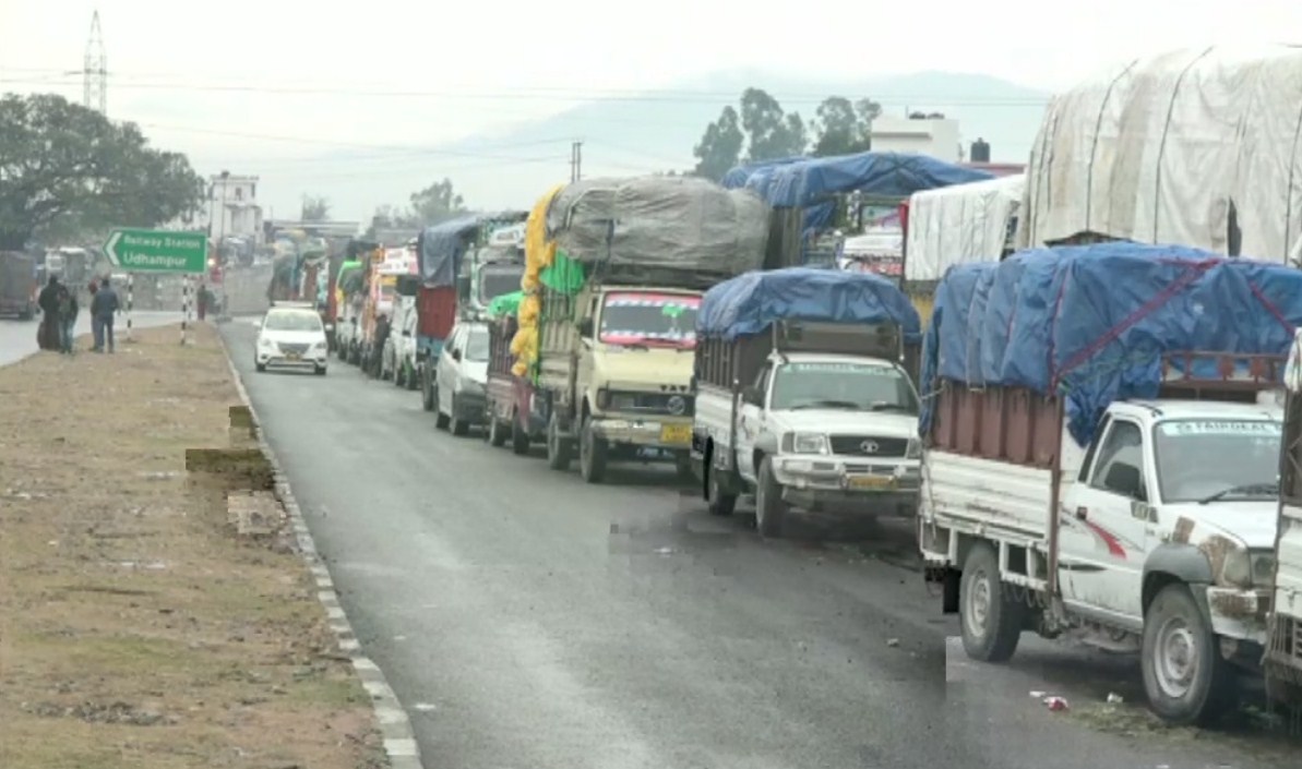 Srinagar-Jammu highway remain closed, hundreds of vehicles stranded