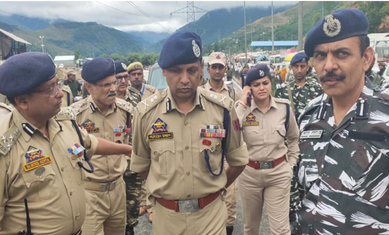 ADG Jammu visits Banihal, reviews Security arrangements and monitors convoy movement