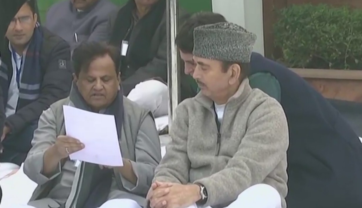 Cong's top brass Rahul Gandhi, Priyanka, ex-PM Manmohan Singh, Azad at Delhi's Raj Ghat to protest against CAA, NRC