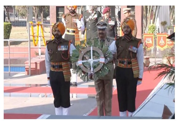 J&K DGP Dilbag Singh lays wreath at Balidan Stambha on 51st anniversary of Vijay Diwas