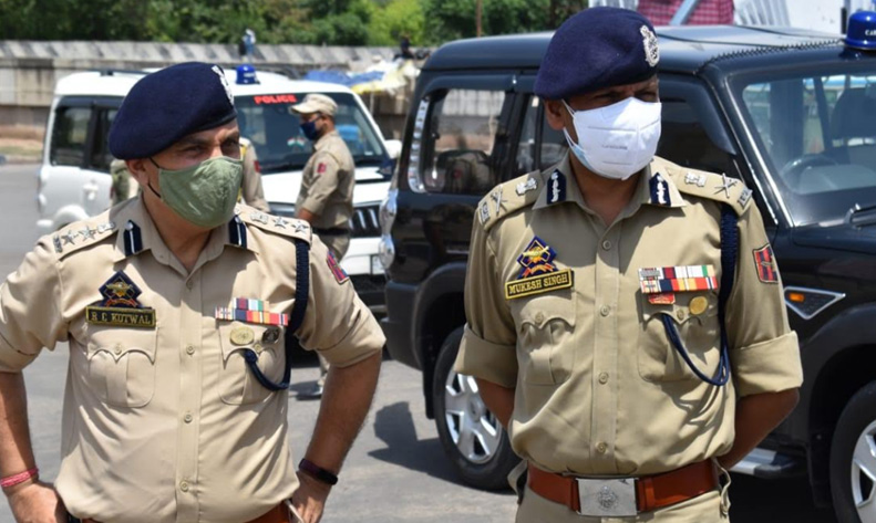 IGP Jammu Mukesh Singh visits Samba, Kathua; appeals people to stay indoors during lockdown