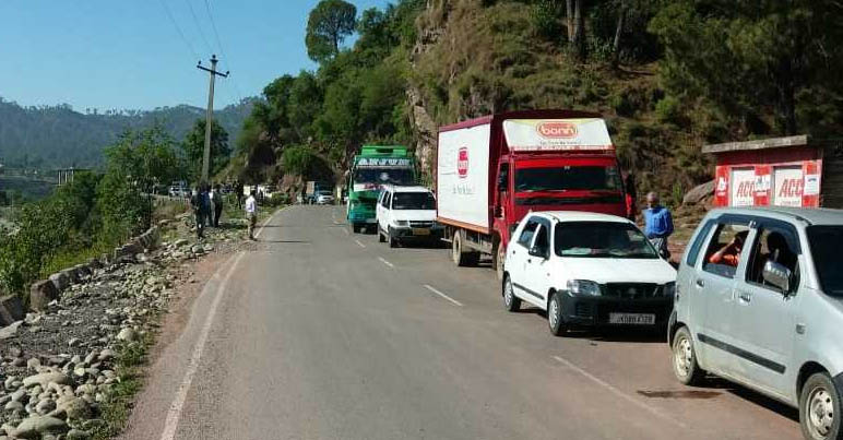 Suspicious material found at Narian, traffic on Rajouri - Poonch road suspended