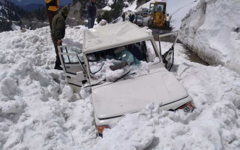 Narrow escape for SDM Karnah after vehicle comes under snow avalanche near Sadhna Top