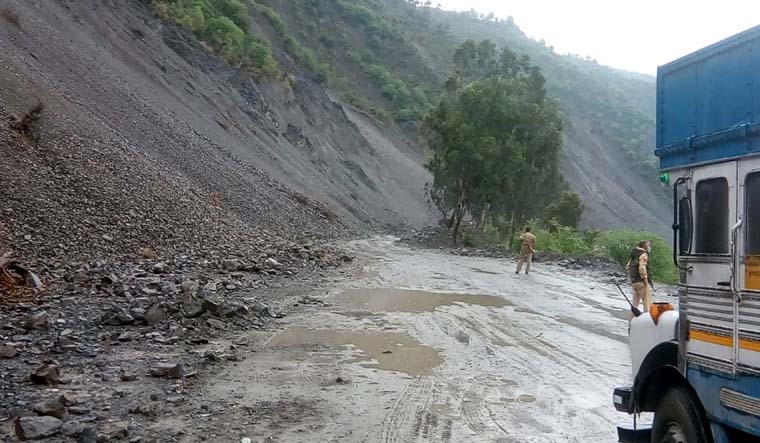 Srinagar-Jammu NH again closed due to landslides