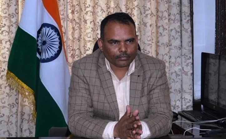 Will resolve your all service related issues within a week’s time: Div Com to protesting KPs at Vessu