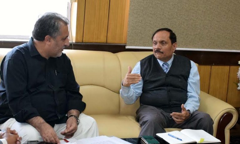 Div Com reviews progress on Jammu Akhnoor Road project