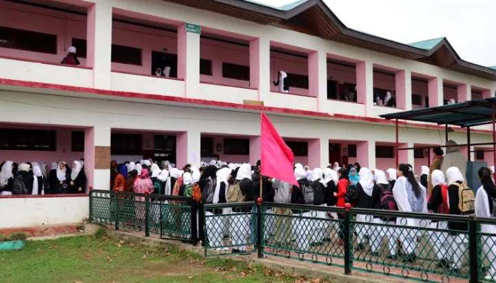 Srinagar administration upgrading 180 govt-run schools as ''smart schools''