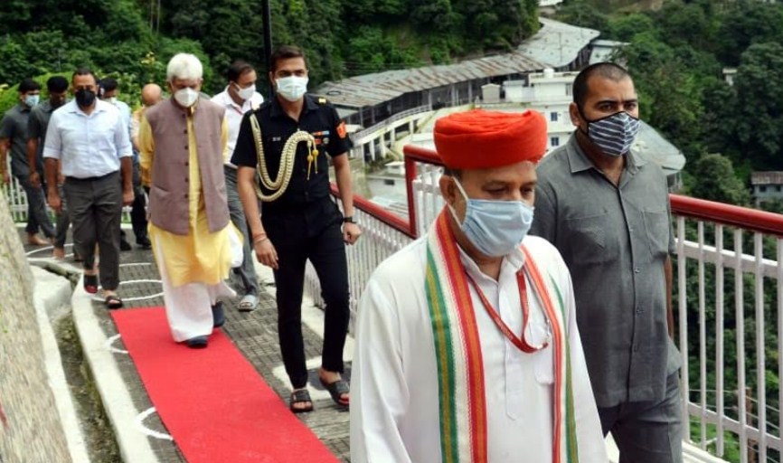 Lt Governor pays obeisance at Shri Mata Vaishno Devi Shrine