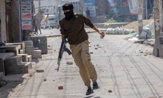 Police arrest five youth for alleged stone pelting in central Kashmir