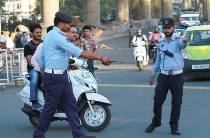 J-K Police warns of legal action if HSNP not affixed on both sides of vehicle