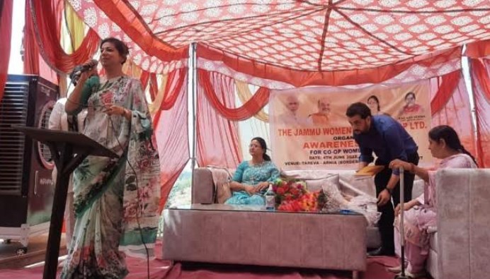 Yasha Mudgal visits Arnia; educates people about Cooperative schemes