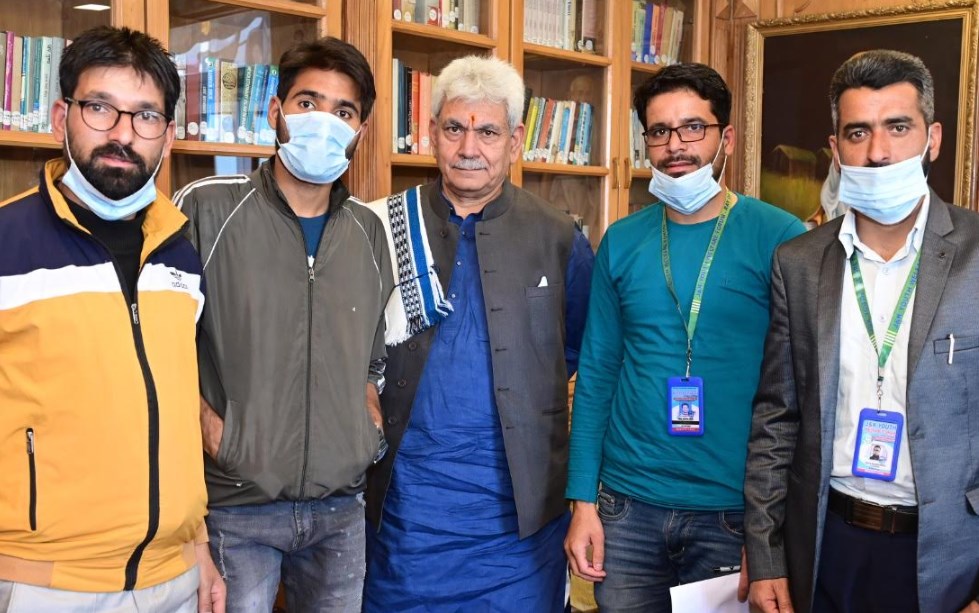 J&K Youth Welfare Forum, Zaingair Sports Association call on Lt Governor