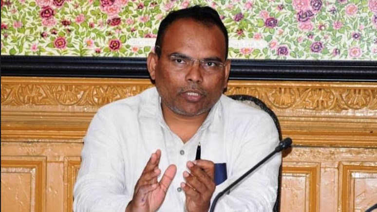 Make proper arrangements to receive Hajj Pilgrims at Srinagar Airport: Div Com to officers